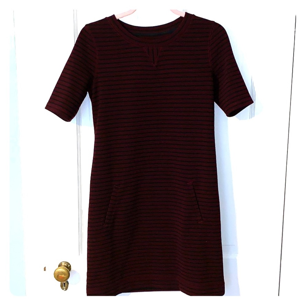 Xs Lou & Grey maroon and black shift dress